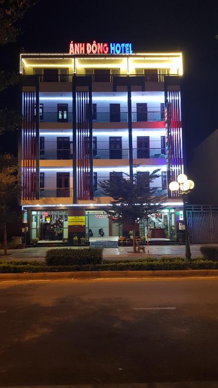 un bâtiment avec un hôtel de danse amazonienne la nuit dans l'établissement Khách sạn Ánh Đông, à Phan Rang