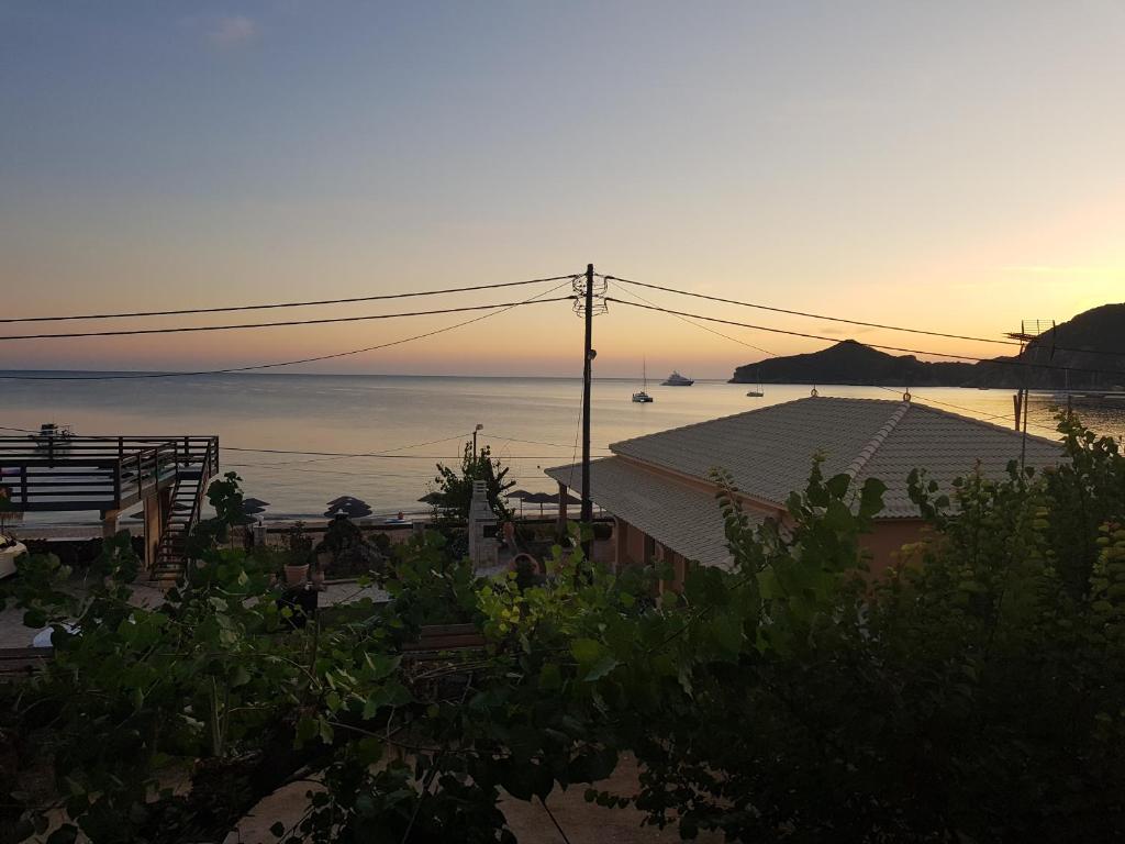 - une vue sur la plage et l'océan en arrière-plan dans l'établissement NAFSIKA Apartments, à Agios Georgios Pagon