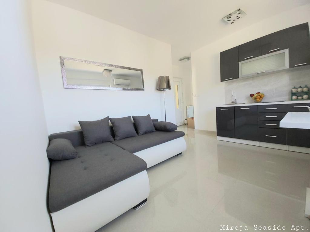 Kuchyňa alebo kuchynka v ubytovaní Apartment Seaside Mireja