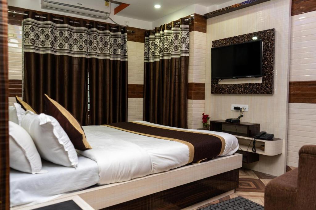 Postel nebo postele na pokoji v ubytování Tirupati Lodge NJP