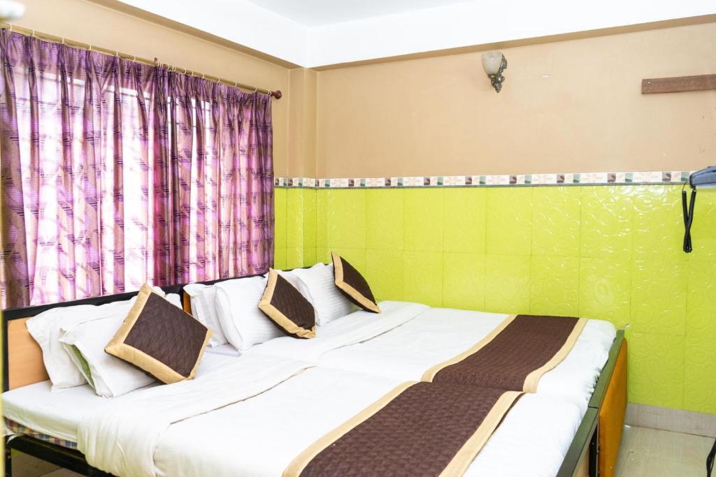 Postel nebo postele na pokoji v ubytování Tirupati Lodge NJP