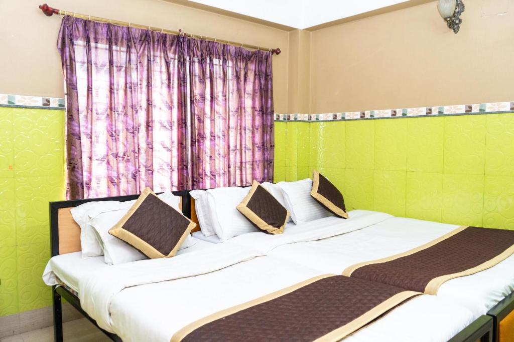 Postel nebo postele na pokoji v ubytování Tirupati Lodge NJP
