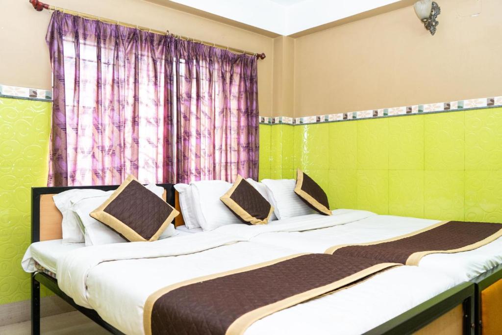 Postel nebo postele na pokoji v ubytování Tirupati Lodge NJP