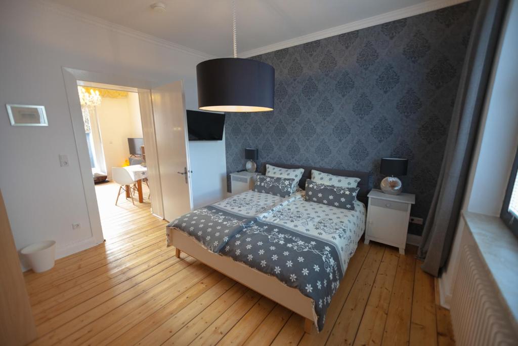 Un dormitorio con una cama con almohadas. en Apartmenthaus Lorbach, en Solingen