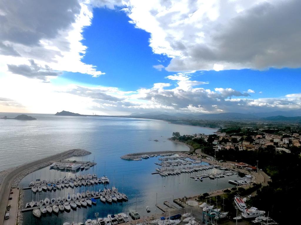 una vista aerea di un porto turistico con barche in acqua di Fenile Apartments a Santa Maria Navarrese