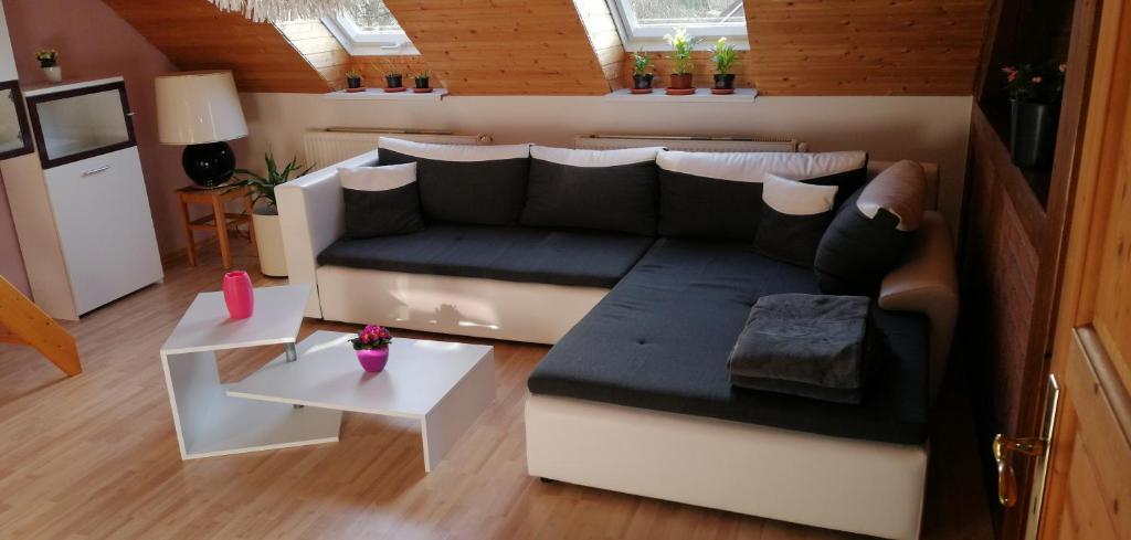 a living room with a black and white couch at Wohnung Auerand in Nienhagen