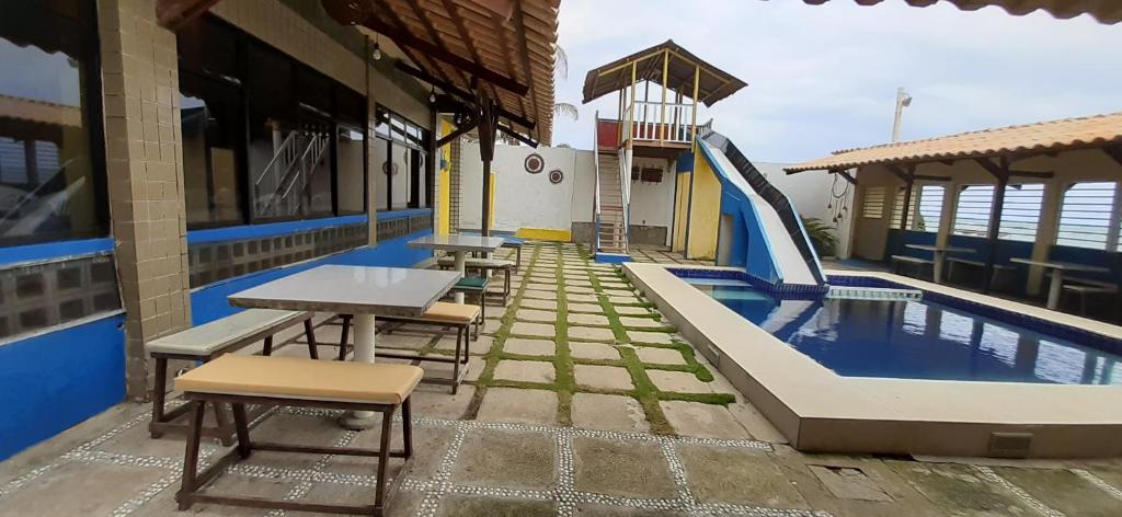 um resort com um escorrega e uma piscina em Prainha Apart-Hotel em Baía da Traição