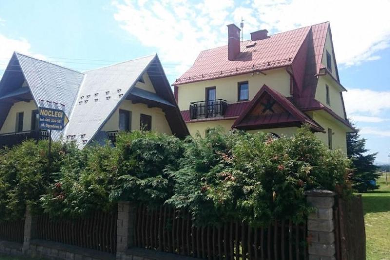 a large house with a fence in front of it at U Młynarczyków in Dębno