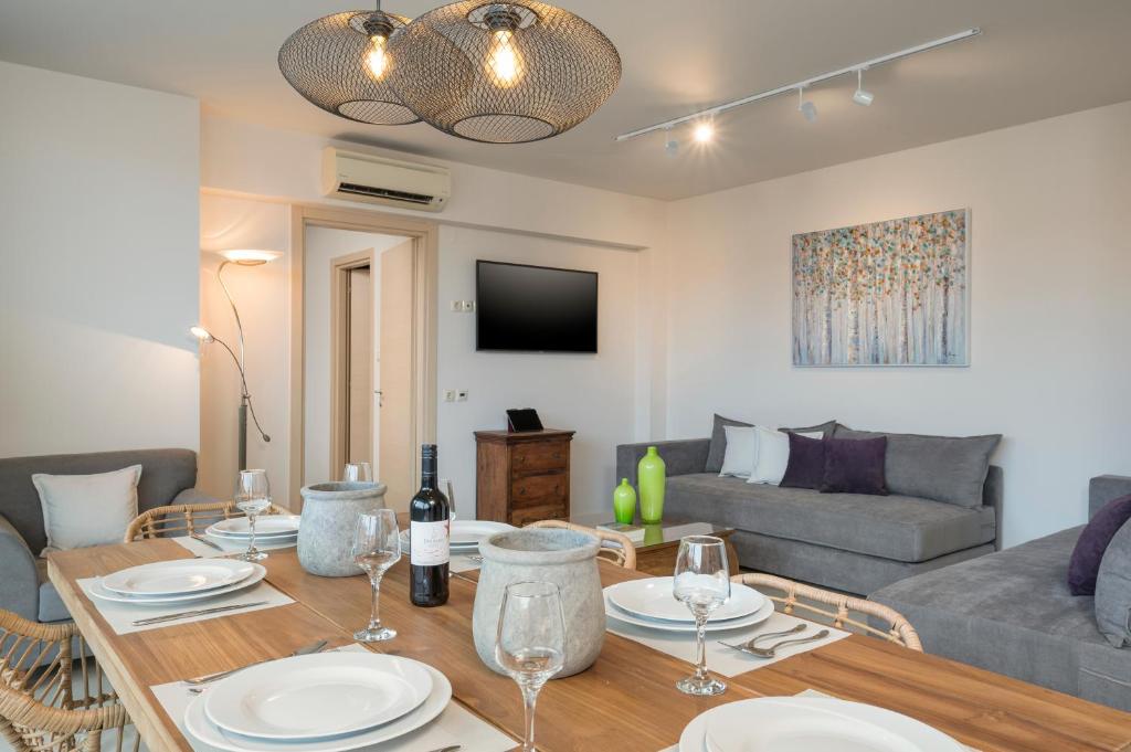 Posedenie v ubytovaní Trianon Luxury Apartments & Suites