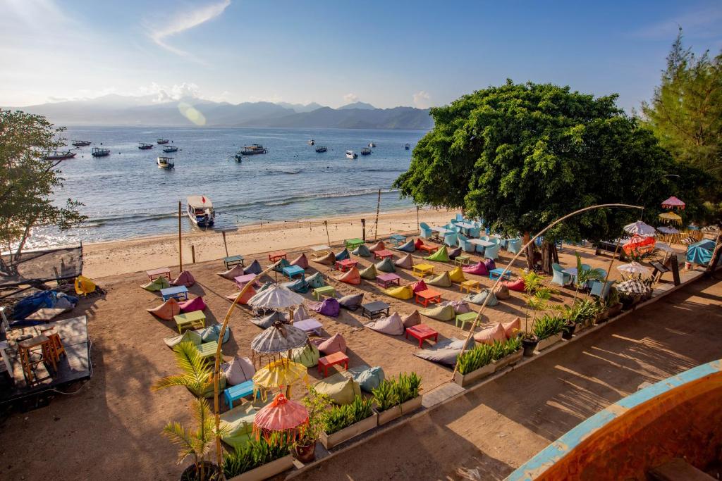 una vista aérea de una playa con sillas y sombrillas en Gili Sands Hotel & Bar, en Gili Trawangan