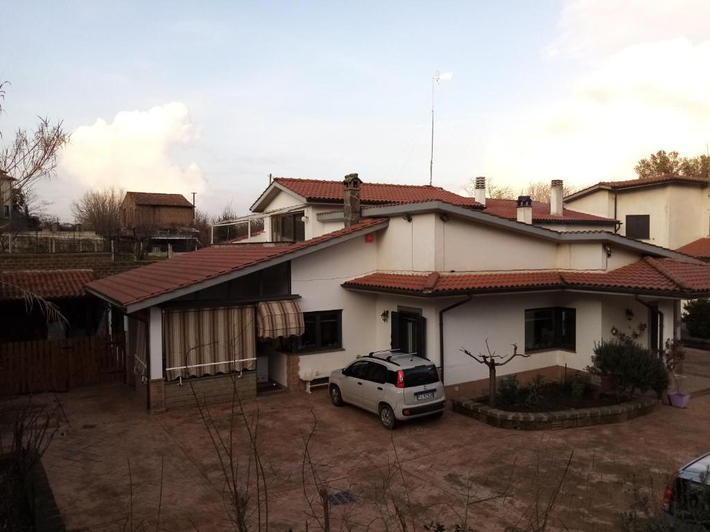 un coche aparcado frente a una casa en Allegra Fattoria, en Veiano