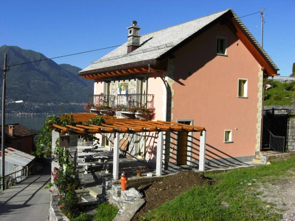 budynek z balkonem na boku w obiekcie Agriturismo Cantina Carrara w mieście Gordola