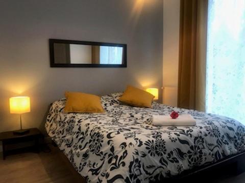 1 dormitorio con cama y espejo en la pared en Chez Driss, en Crévin