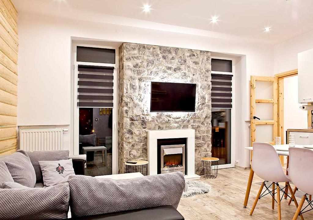 Televízia a/alebo spoločenská miestnosť v ubytovaní ALVARE Apartament - Krynica Zdrój noclegi