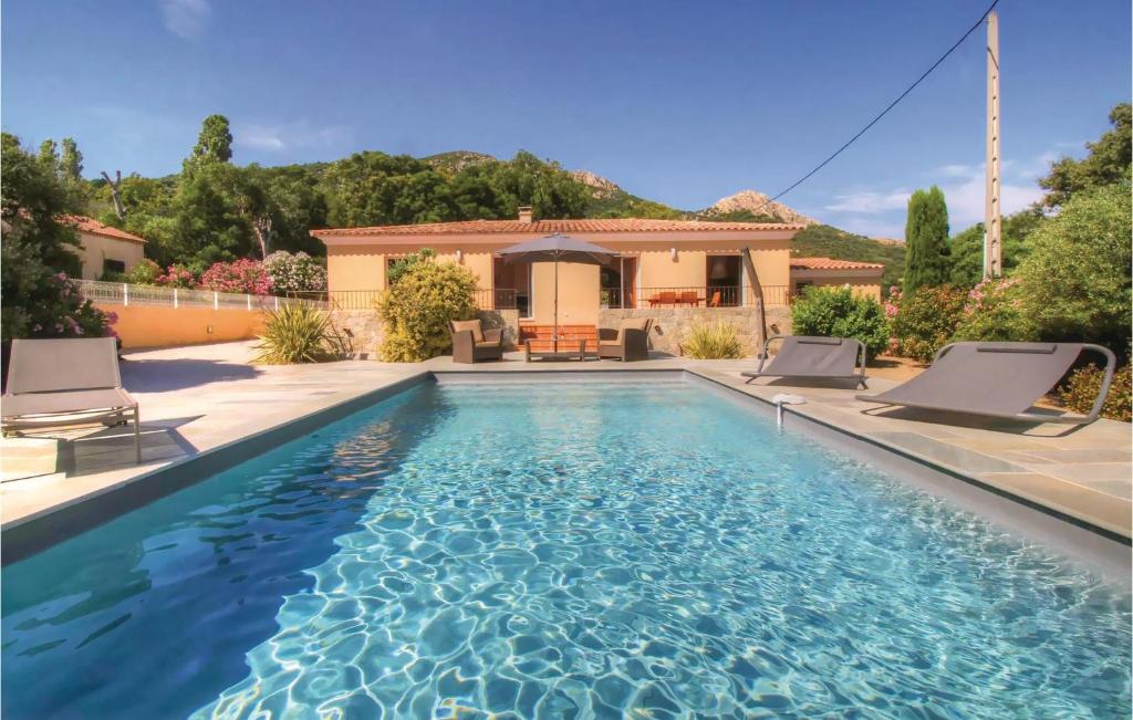 una piscina di fronte a una casa di Awesome Home In Algajola With Wifi a Algajola