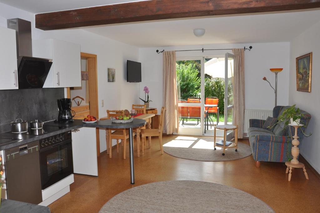 een keuken en een woonkamer met een tafel en een eetkamer bij Ferienwohnung Gäste Oase in Bad Windsheim