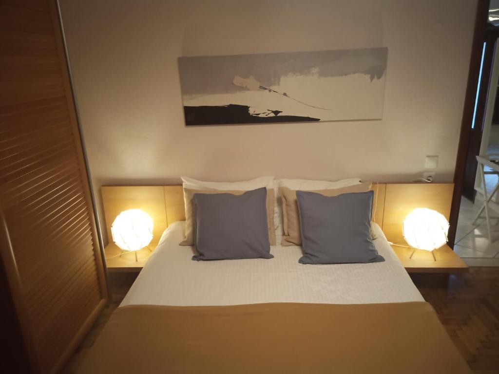 sypialnia z łóżkiem z 2 lampami w obiekcie Plateia Apartments (Katerina) w mieście Ajos Nikolaos