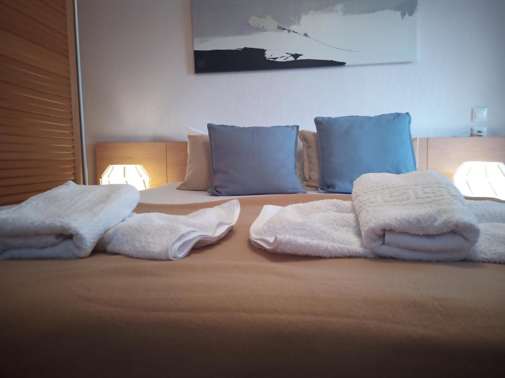 Łóżko lub łóżka w pokoju w obiekcie Plateia Apartments (Katerina)