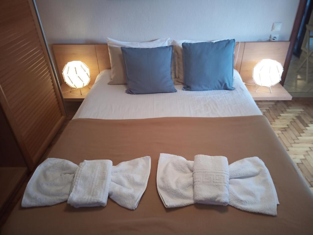 Łóżko lub łóżka w pokoju w obiekcie Plateia Apartments (Katerina)