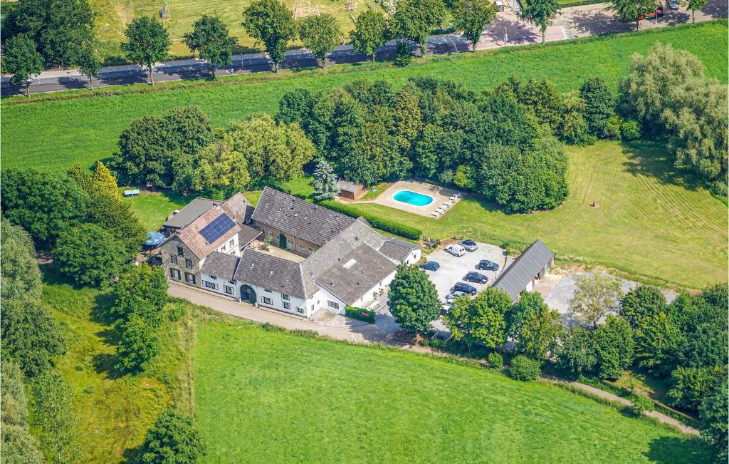 Et luftfoto af Pet Friendly Home In Simpelveld With Outdoor Swimming Pool