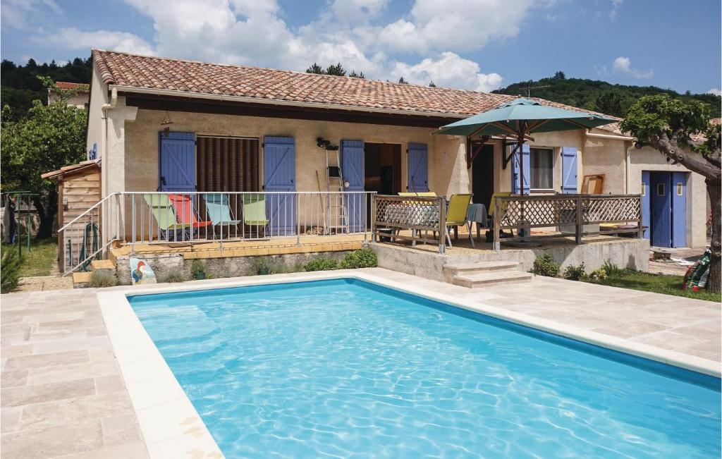 una casa con piscina frente a una casa en Stunning Home In Le Poujol Sur Orb With Kitchen, en Le Poujol-sur-Orb