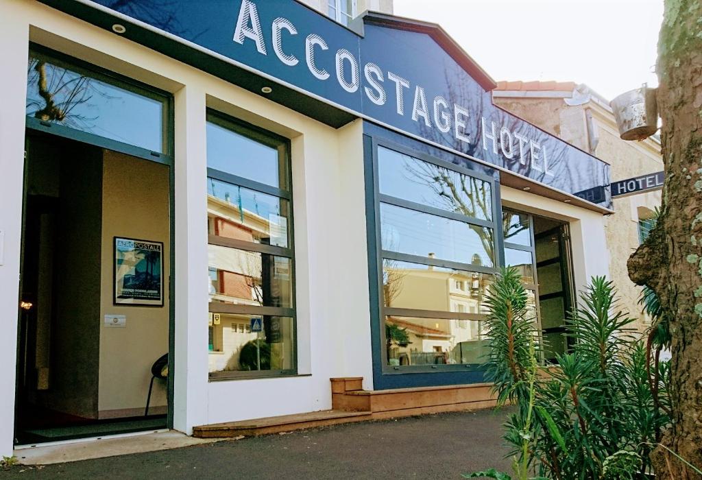 uma loja com uma placa na frente de um edifício em Accostage Hôtel Plage de la Concurrence em La Rochelle