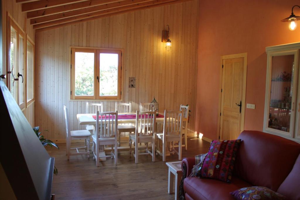sala de estar con mesa de comedor y sillas en Eco Urbion, en Duruelo de la Sierra