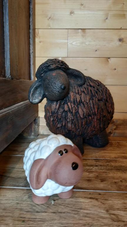 una estatua de una oveja y un oso de peluche en Chalet des 2 moutons, en Le Taillan-Médoc
