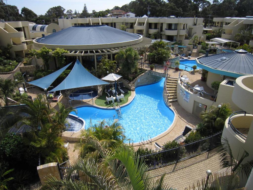 Una vista aérea de una piscina en un resort. en Silver Sands Resort Mandurah, en Mandurah