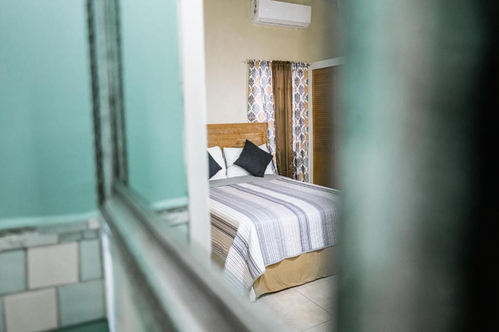 Postel nebo postele na pokoji v ubytování Connie's Comfort Suites