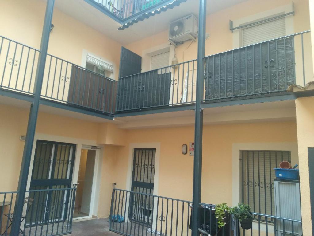 einen Außenblick auf ein Gebäude mit Balkonen in der Unterkunft El Patio in Saragossa