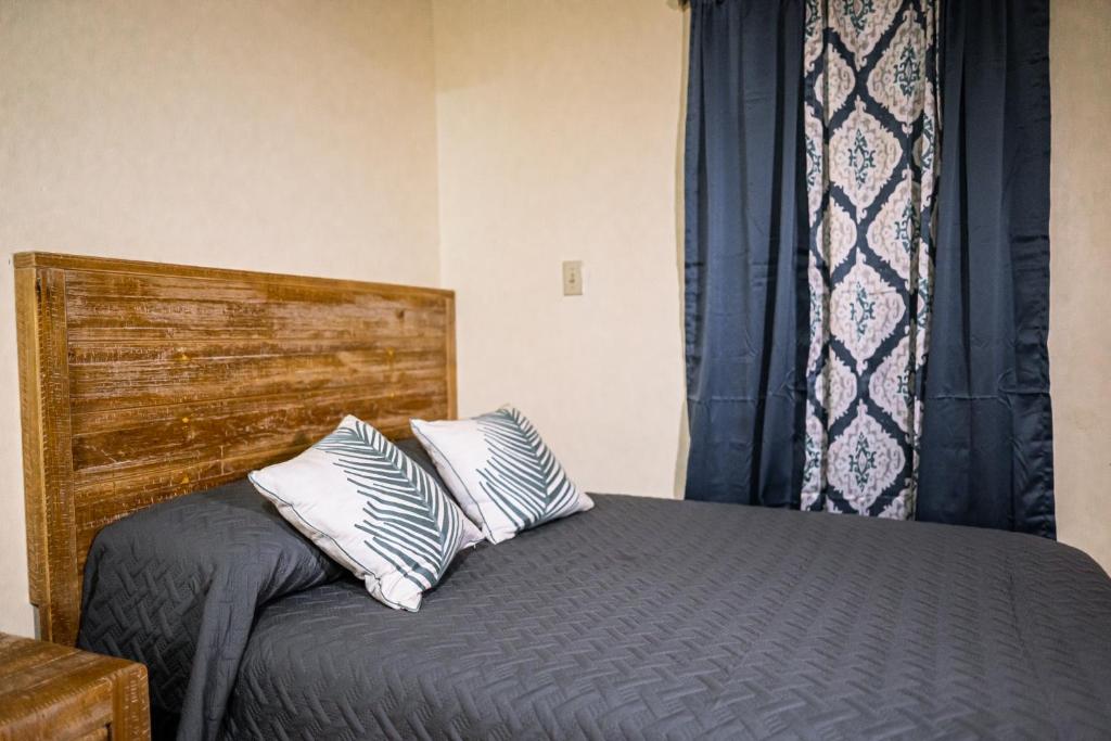Postel nebo postele na pokoji v ubytování Connie's Comfort Suites