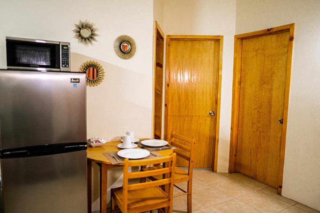 Kuchyň nebo kuchyňský kout v ubytování Connie's Comfort Suites