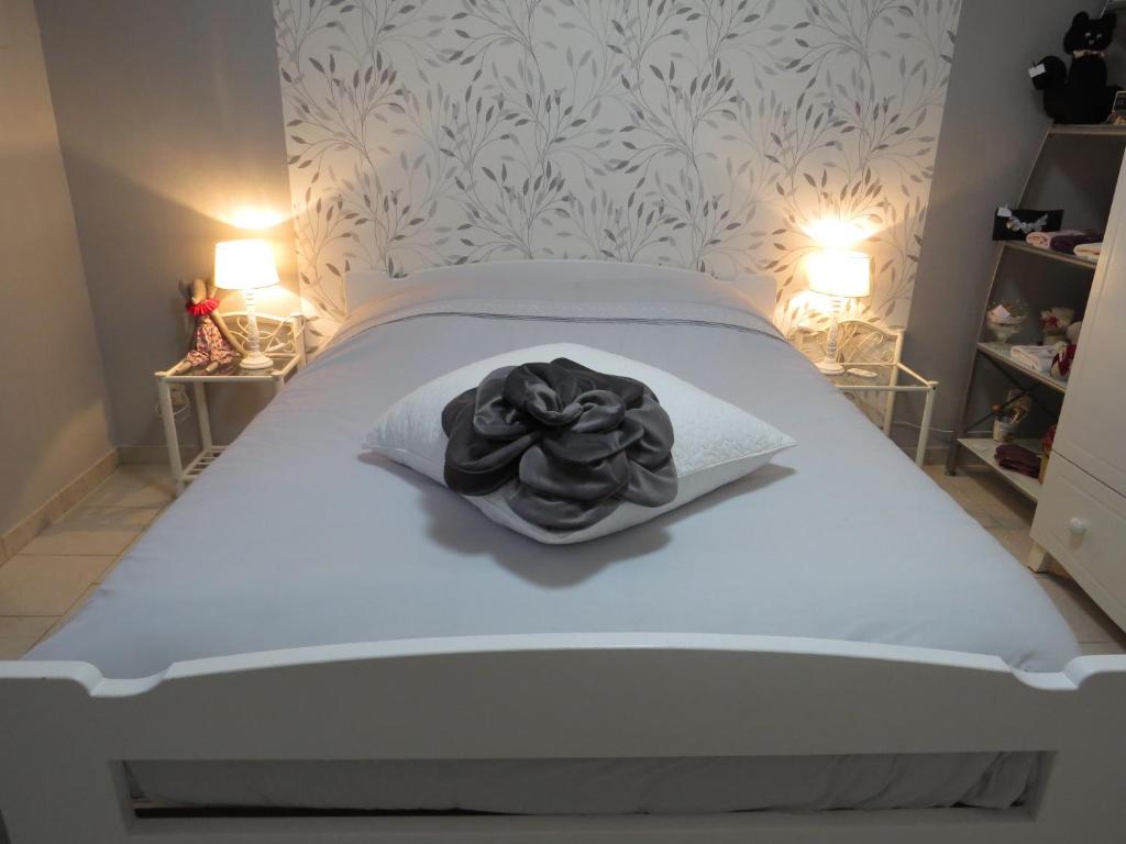 En eller flere senge i et værelse på Chambre d'hôtes La Clé du Bonheur