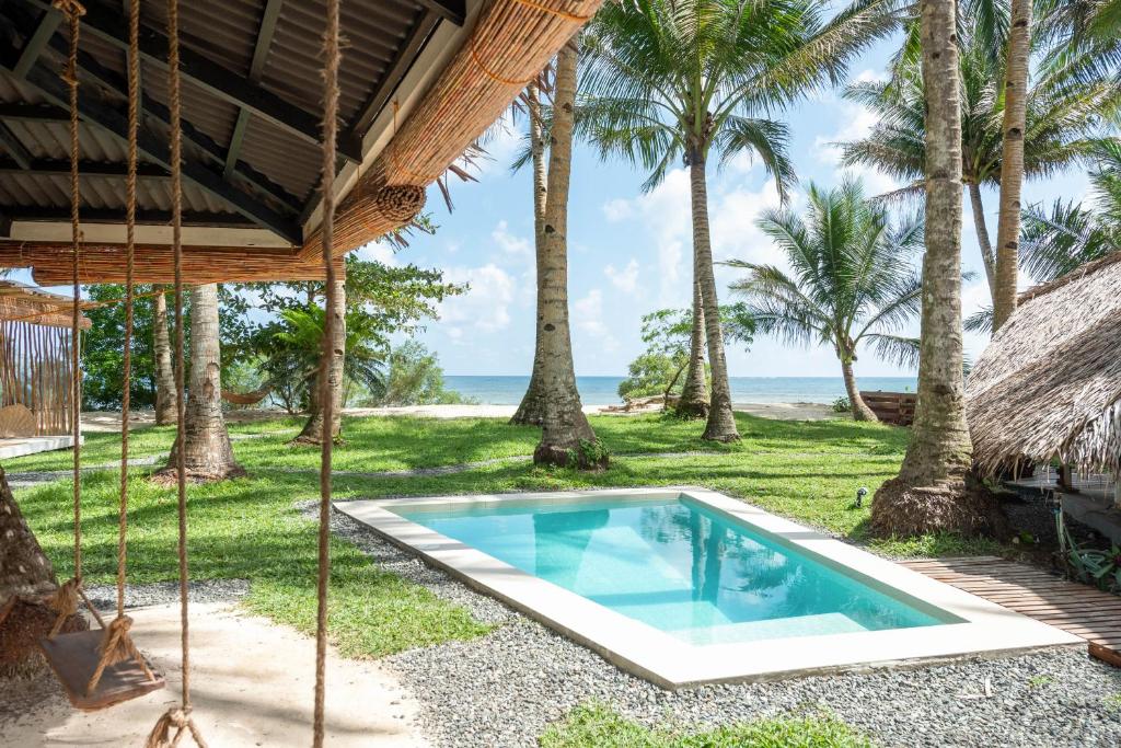Bazén v ubytování Punta Punta Surf Retreat nebo v jeho okolí