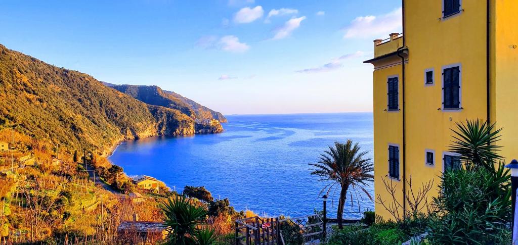 Blick auf das Meer von der Seite eines Gebäudes in der Unterkunft NEW 2024 Hanging Garden in Corniglia