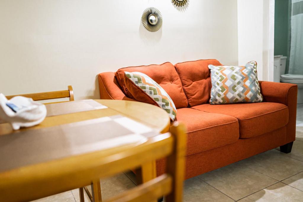Posezení v ubytování Connie's Comfort Suites