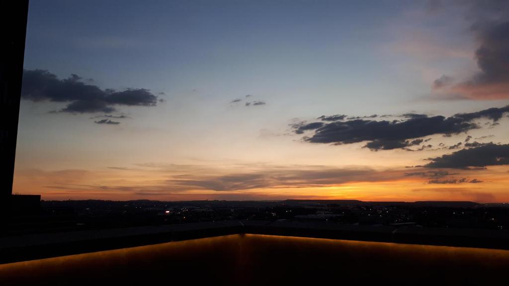 Východ nebo západ slunce při pohledu z aparthotelu nebo okolí