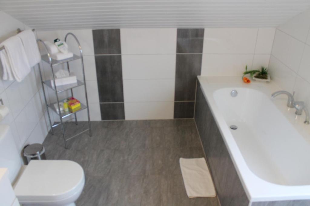 Gästehaus am Sonnenberg - Habitación Triple Con Baño