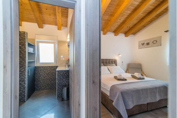 Postel nebo postele na pokoji v ubytování Villa Silver Novigrad with private pool
