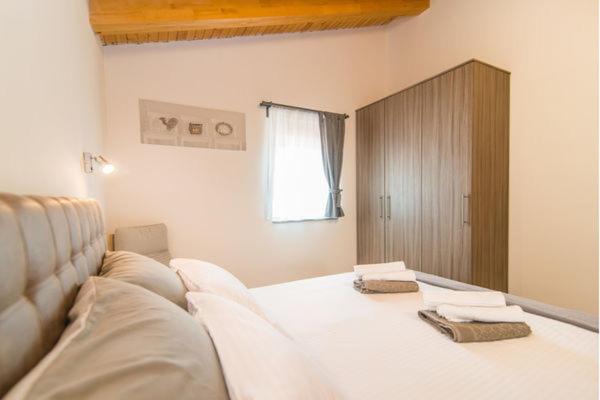 Postel nebo postele na pokoji v ubytování Villa Silver Novigrad with private pool