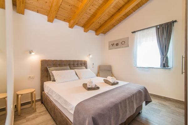 Postel nebo postele na pokoji v ubytování Villa Silver Novigrad with private pool