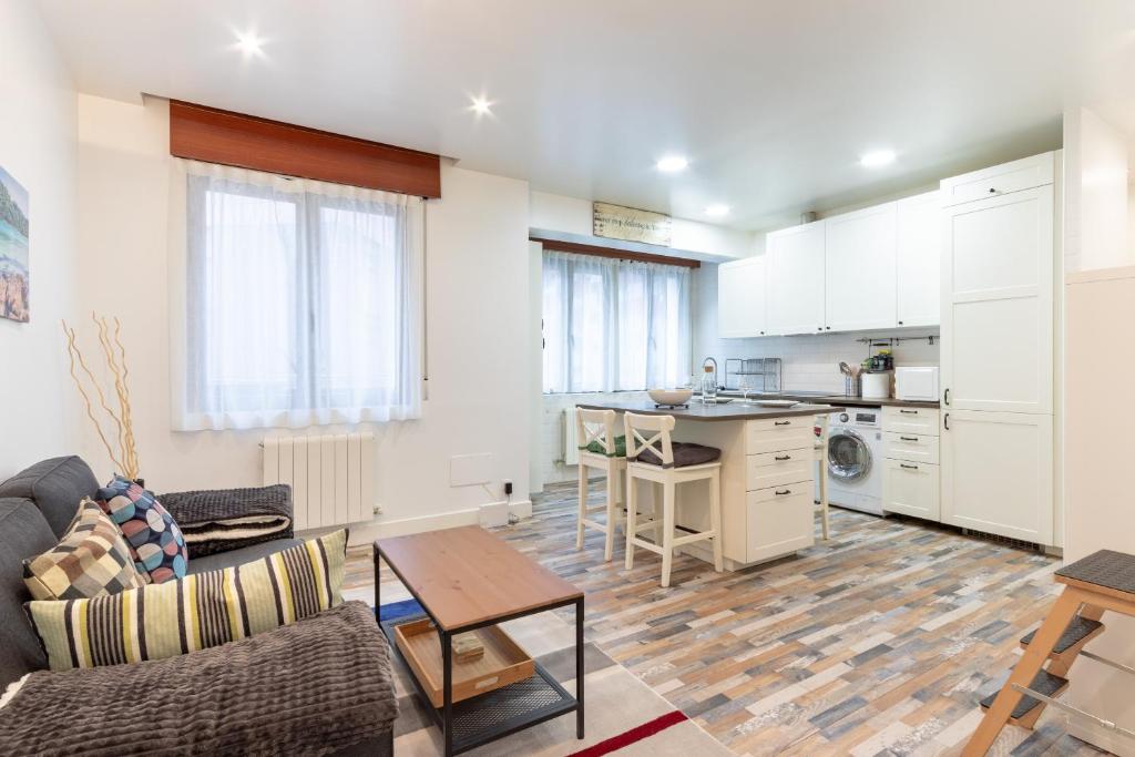 salon z kanapą i stołem w obiekcie Gran Bilbao VI by Aston Rentals w mieście Barakaldo