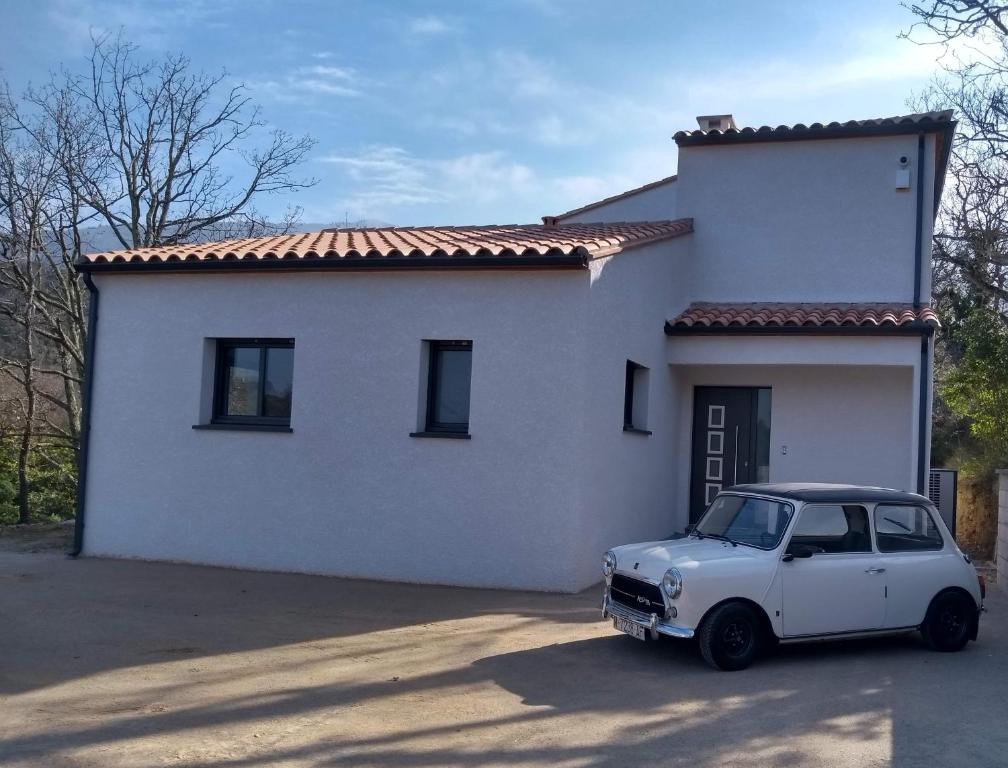 Villelongue-dels-Monts的住宿－Casa Vilallonga，停在房子前面的白色汽车