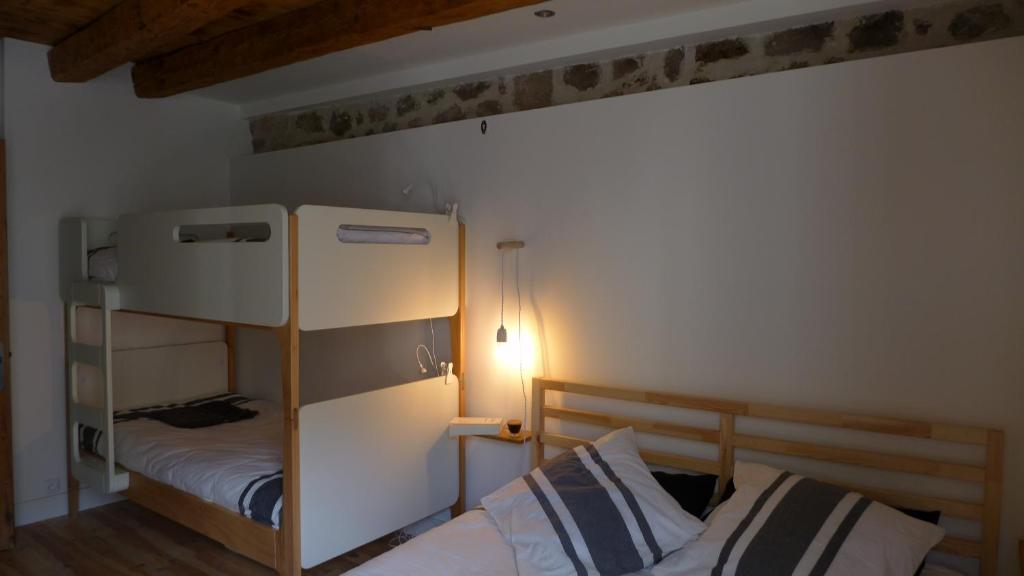 Uma ou mais camas em beliche em um quarto em Gîte La Maison Toute de Travers