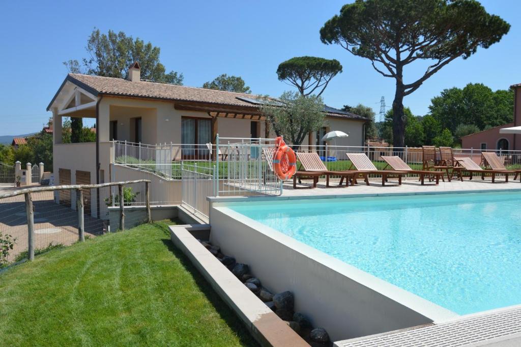 basen przed domem w obiekcie Le Bozze -Villa Jenny con WI-FI, posto auto, piscina a sfioro a Castagneto Carducci w mieście Castagneto Carducci