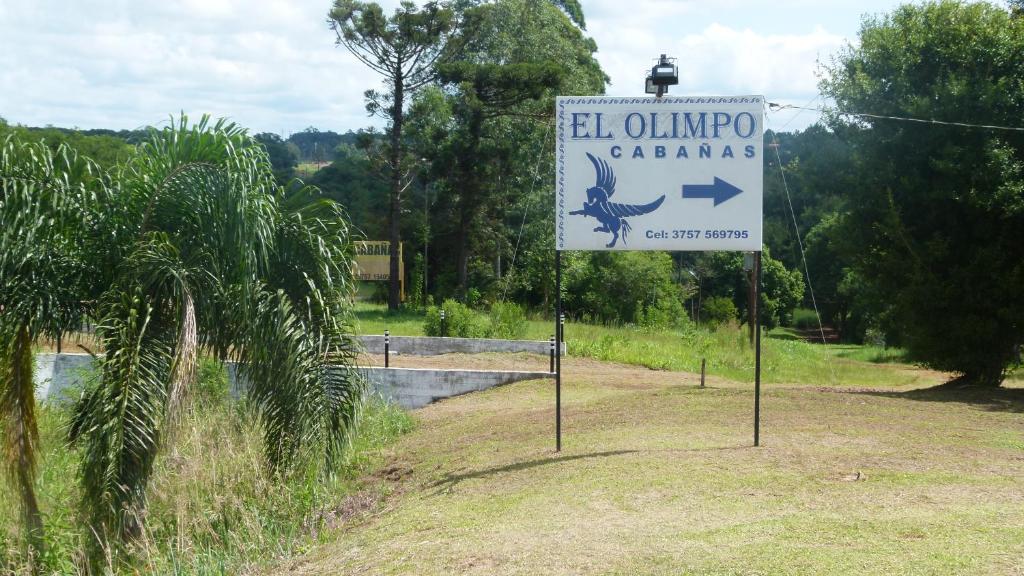 una señal en el costado de una carretera cerca de un puente en El Olimpo en Wanda