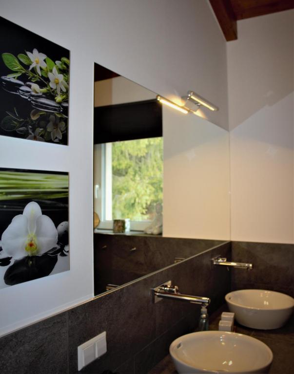 a bathroom with two sinks and a large mirror at Penthouse Skyview im Natur-Erlebnispark Bad Kleinkirchheim in Patergassen
