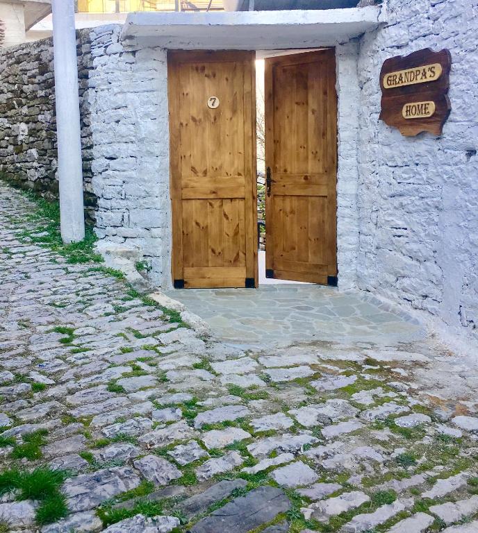 Fotografie z fotogalerie ubytování Grandpa’s Home v destinaci Gjirokastër