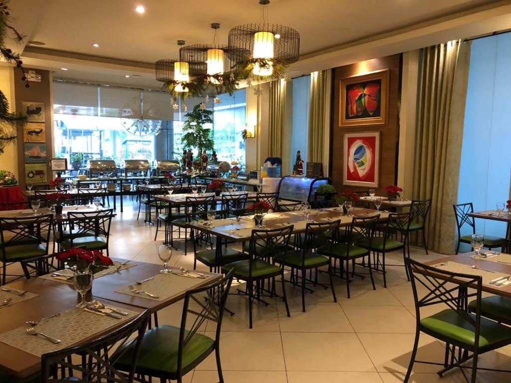 Restoran või mõni muu söögikoht majutusasutuses Hotel Lorenza